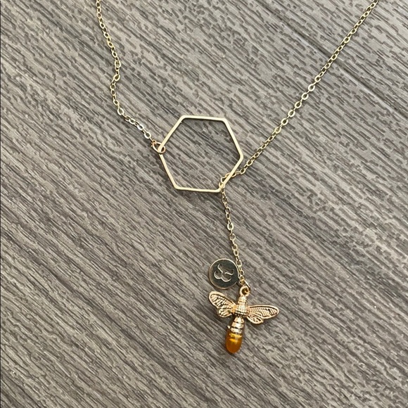 Jewelry - 💕Gold Hexagon Bee Necklace